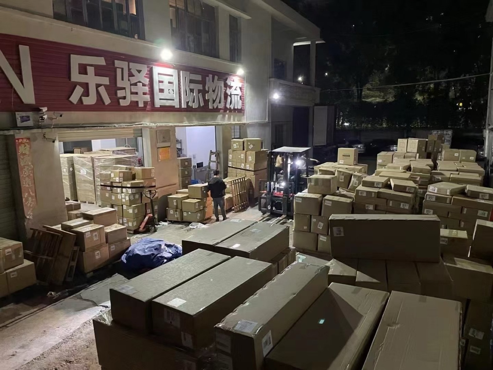 Night shift cargo handling at a LEIN domestic warehouse